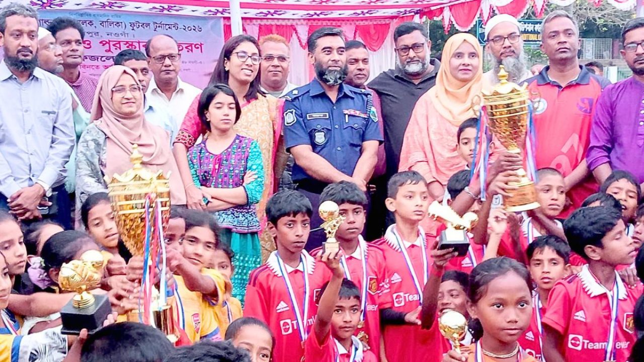 ফুটবল উৎসবে মেতেছে খুদে শিক্ষার্থীরা