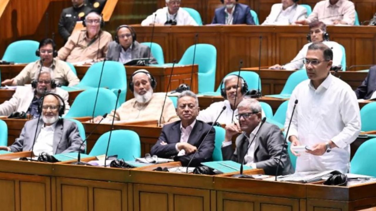 সংসদে হঠাৎ পেছনের সিটে বসলেন প্রধানমন্ত্রী, প্রশংসায় ডেপুটি স্পিকার