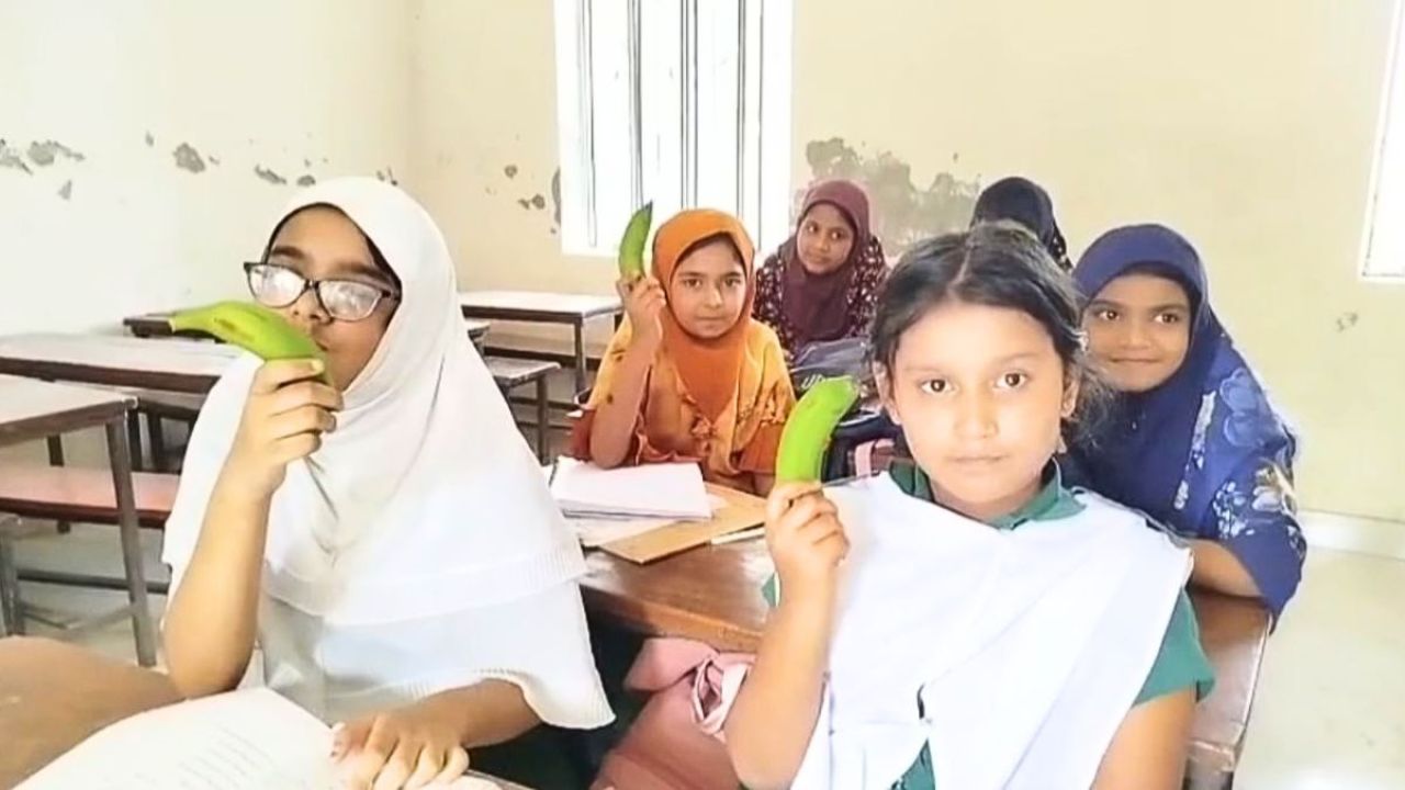 কাঁচা কলা দেওয়ার ঘটনায় শিক্ষক বরখাস্ত, ক্ষুব্ধ সহকর্মীরা