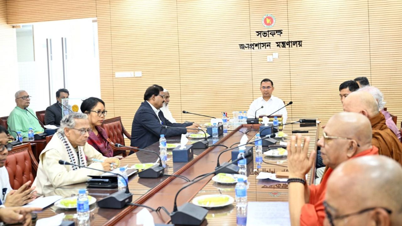 প্রধানমন্ত্রীর সঙ্গে শুভেচ্ছা বিনিময় করেছেন বৌদ্ধ সম্প্রদায়ের নেতারা