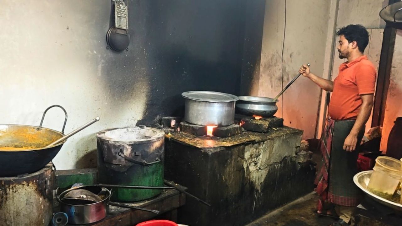  খাগড়াছড়িতে হোটেলের রান্নাঘর অপরিচ্ছন্ন, গুনতে হলো জরিমানা