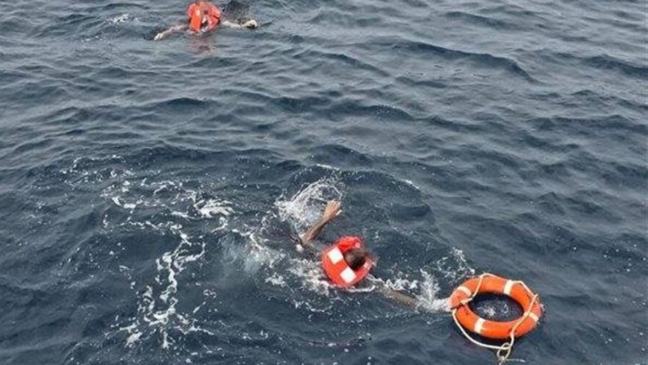 লিবিয়া উপকূলে ভাসমান নৌকা থেকে ১৭ মরদেহ উদ্ধার, জীবিত ৭