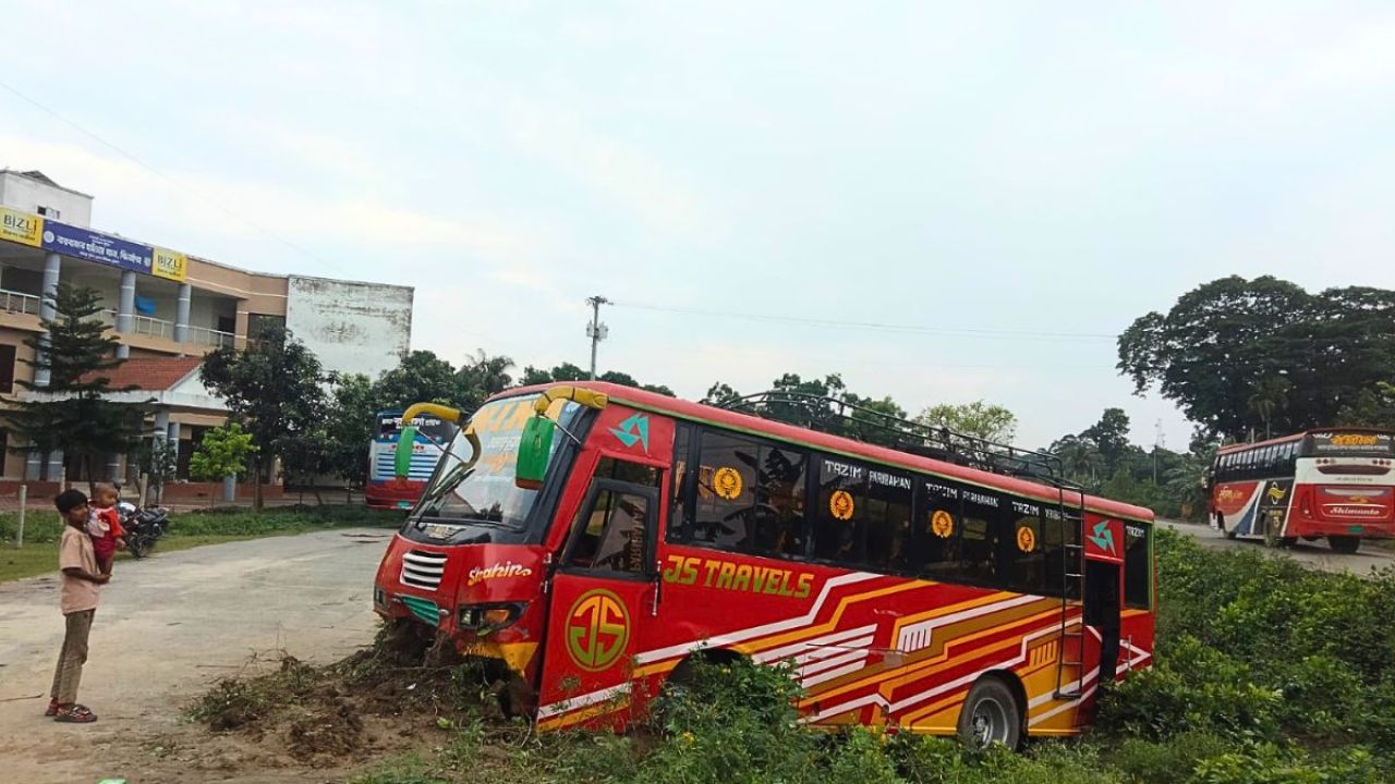 কালীগঞ্জে নিয়ন্ত্রণ হারিয়ে বাস খাদে, আহত ৮