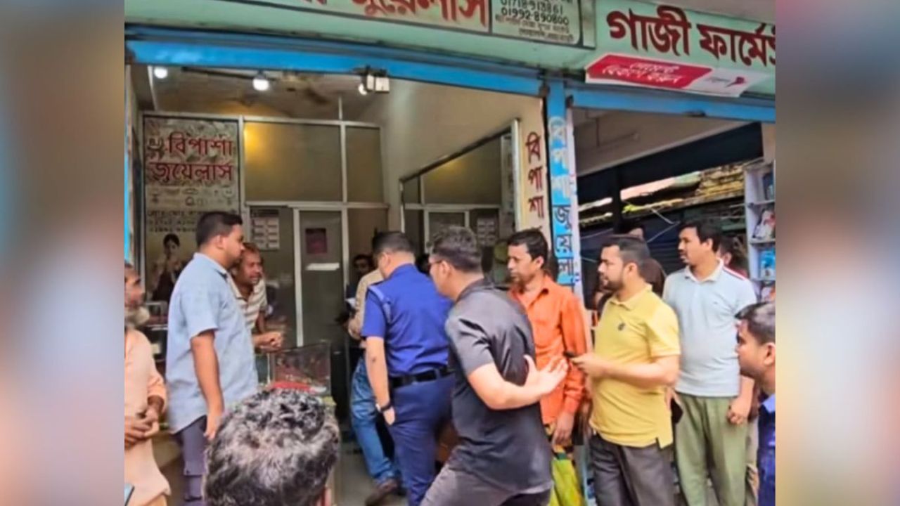 গোয়ালন্দে থানার পাশে জুয়েলারি দোকানে চুরি