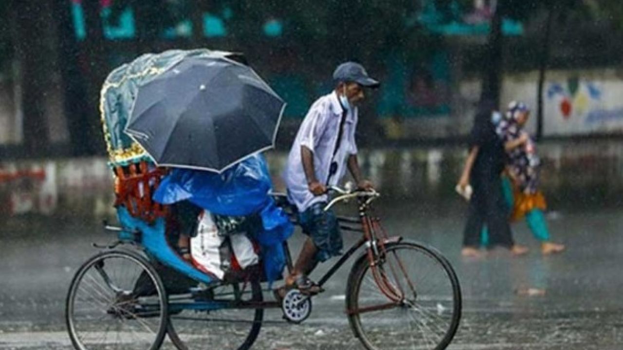 রাজধানীতে বৃষ্টিতে স্বস্তি, সড়কে অস্বস্তি