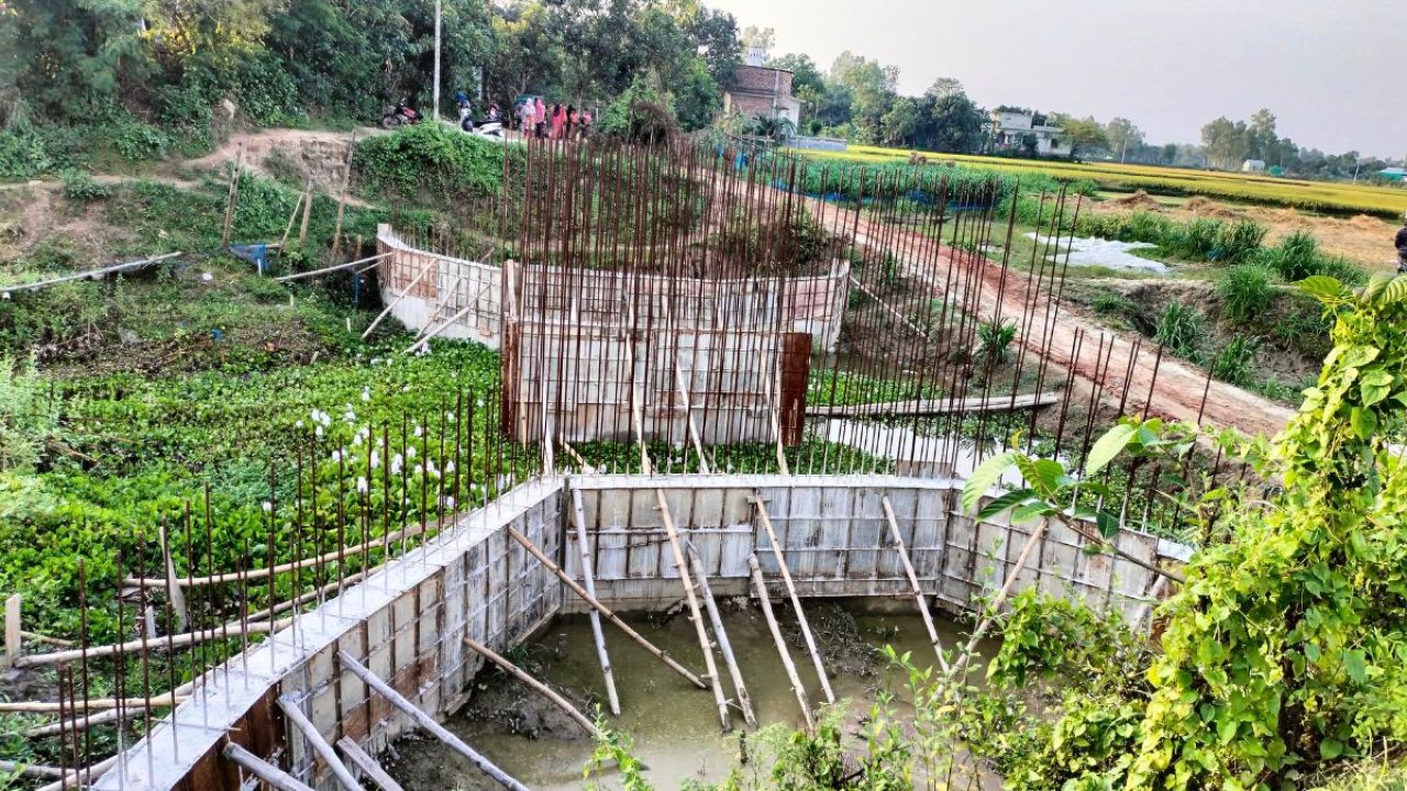 ৫ বছরেও শেষ হয়নি সাভার খালের সেতু 