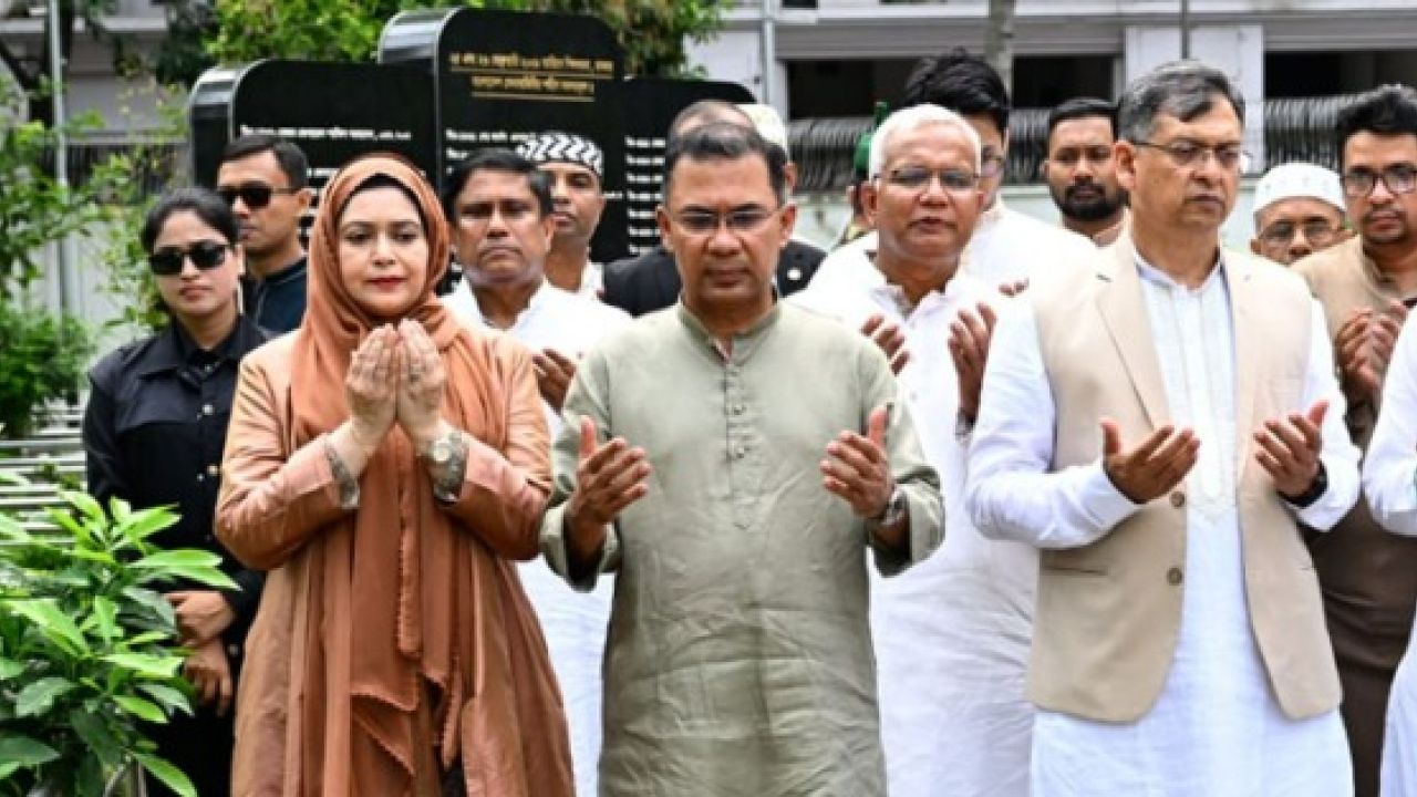 বিডিআর বিদ্রোহে নিহতদের কবর জিয়ারত করলেন প্রধানমন্ত্রী