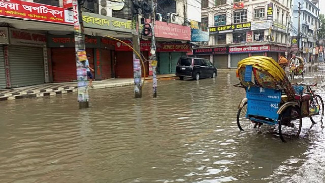 ভোরে অঝোরে বৃষ্টিতে ঢাকার রাস্তায় জলাবদ্ধতা