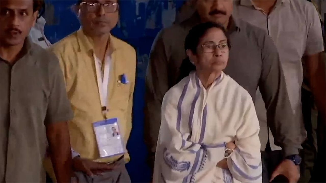 ইভিএমে কারচুপির শঙ্কা: বৃষ্টির মধ্যেই ৪ ঘণ্টা ‘স্ট্রং রুম’ পাহারা দিলেন মমতা