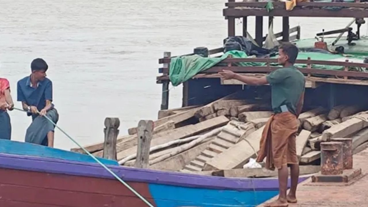 আরাকান আর্মির চোখ ফাঁকি দিয়ে সীমান্তবাণিজ্য শুরু  