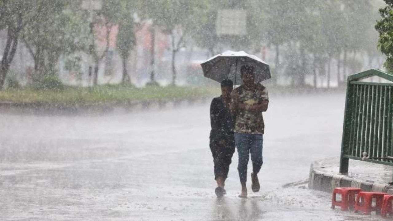 আবহাওয়ার জরুরি সতর্কবার্তার পর ঢাকায় বৃষ্টি