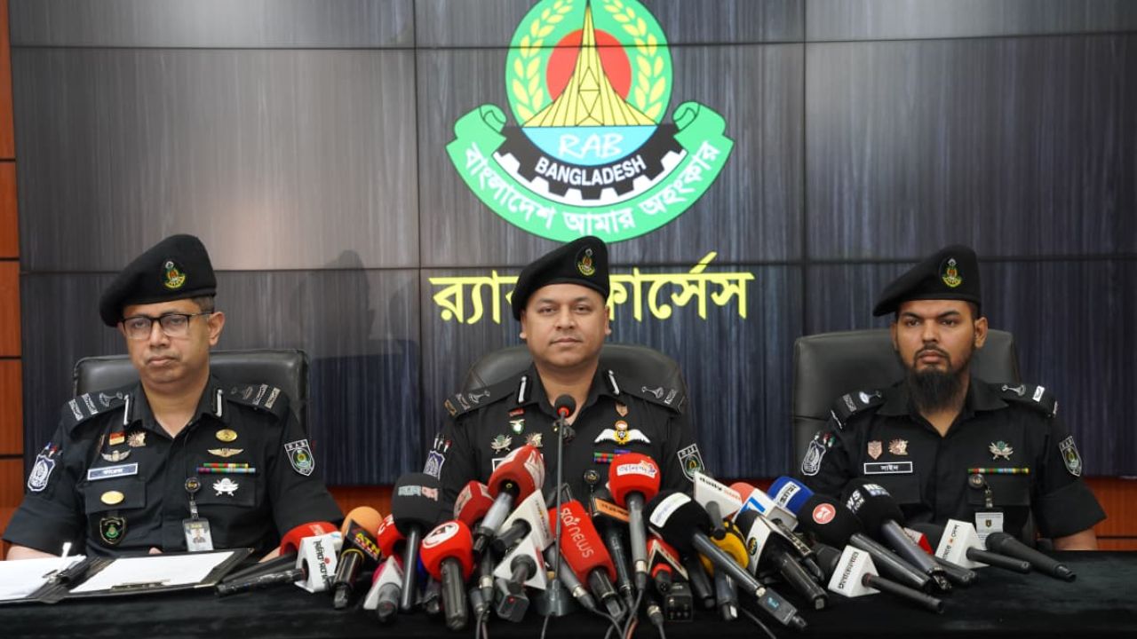 র‍্যাবের পোশাকে ডাকাতি: পিস্তল ও হ্যান্ডকাপসহ গ্রেফতার ২