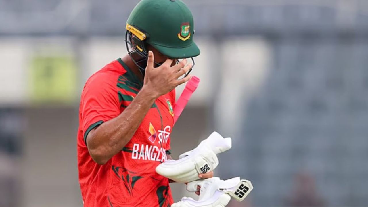 ১৫ ওভারও টিকল না, ১০২ রানে লজ্জার রেকর্ড