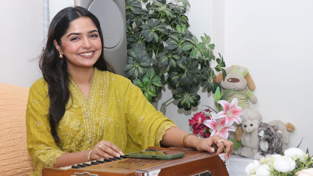 অভিনয়ের ব্যস্ততার মাঝেও গানের টান, চর্চা ছাড়েননি হিমি
