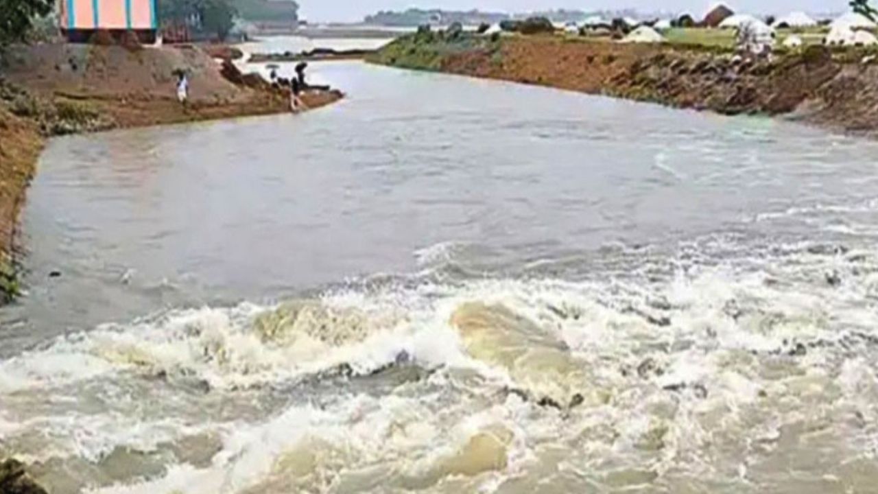 সুনামগঞ্জে একের পর এক ভাঙছে বাঁধ, কৃষকের আহাজারি