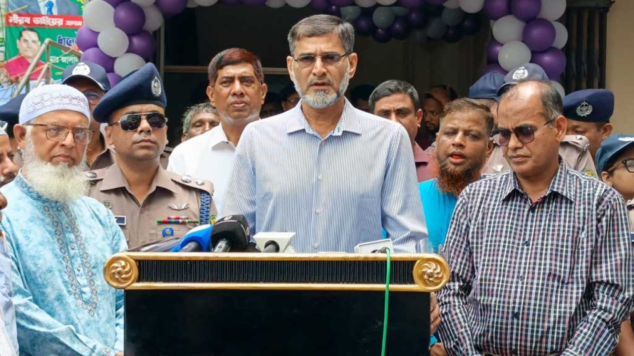 শীর্ষ সন্ত্রাসীদের মাথাচাড়া দেওয়ার সুযোগ নেই: ডিএমপি কমিশনার