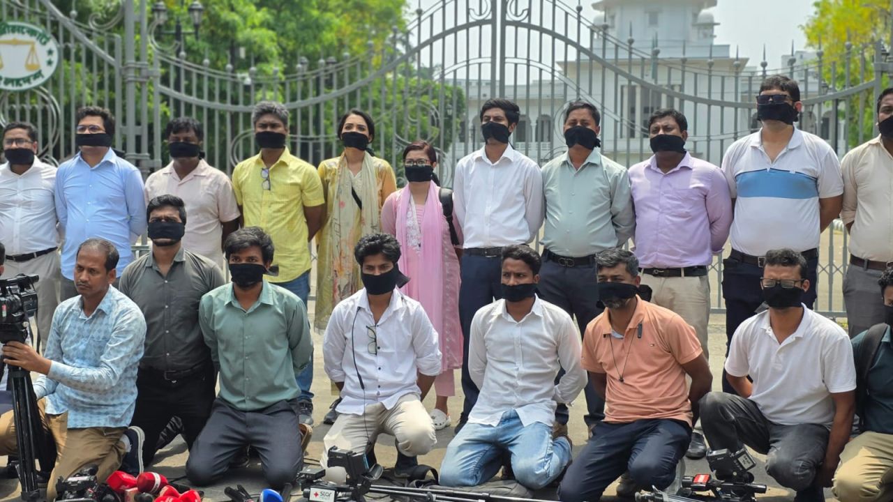 আদালতকক্ষে প্রবেশ নিষেধাজ্ঞার প্রতিবাদ: মুখে কালো কাপড় বেঁধে প্রতিবাদ সাংবাদিকদের