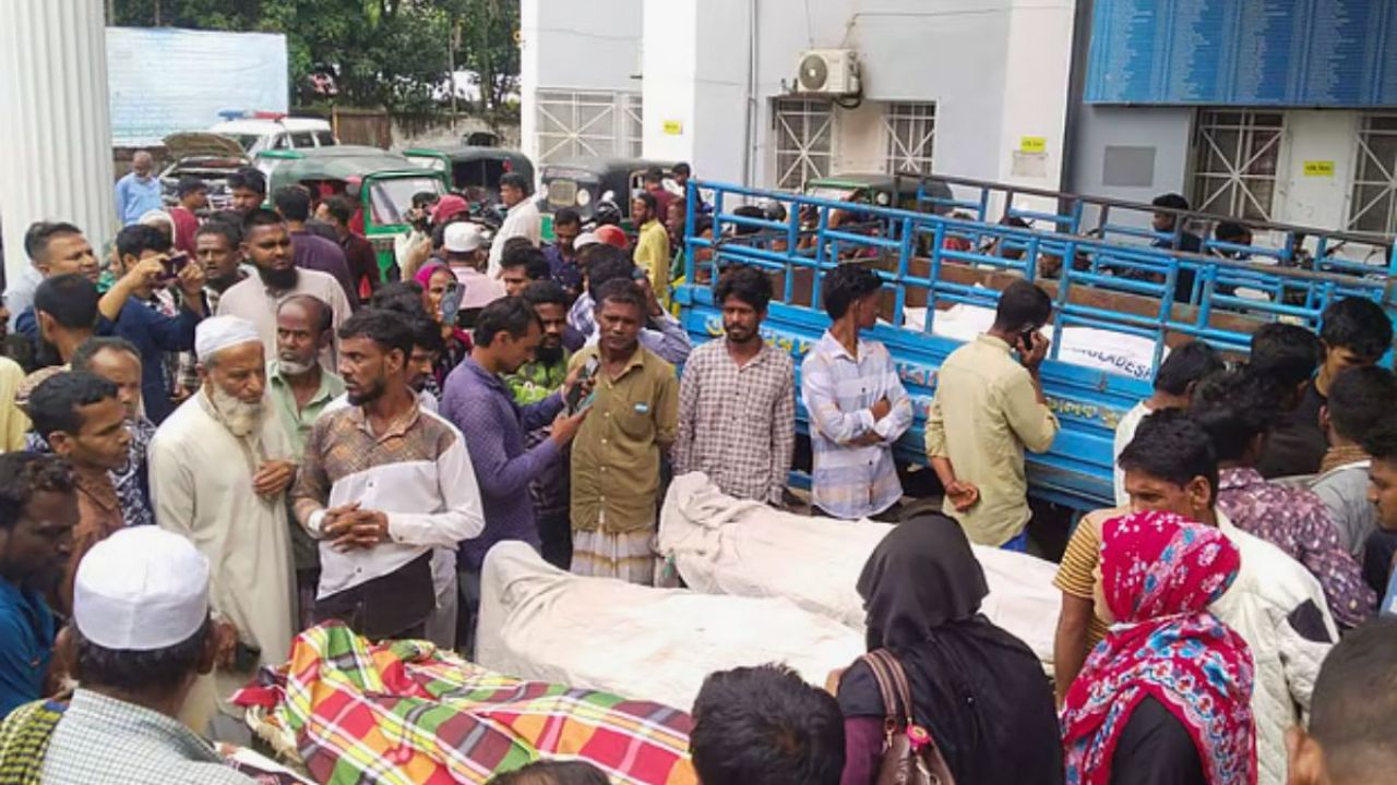 সিলেটে কাজে যাওয়ার পথে প্রাণ গেল ৮ শ্রমিকের, হাসপাতালে ১২