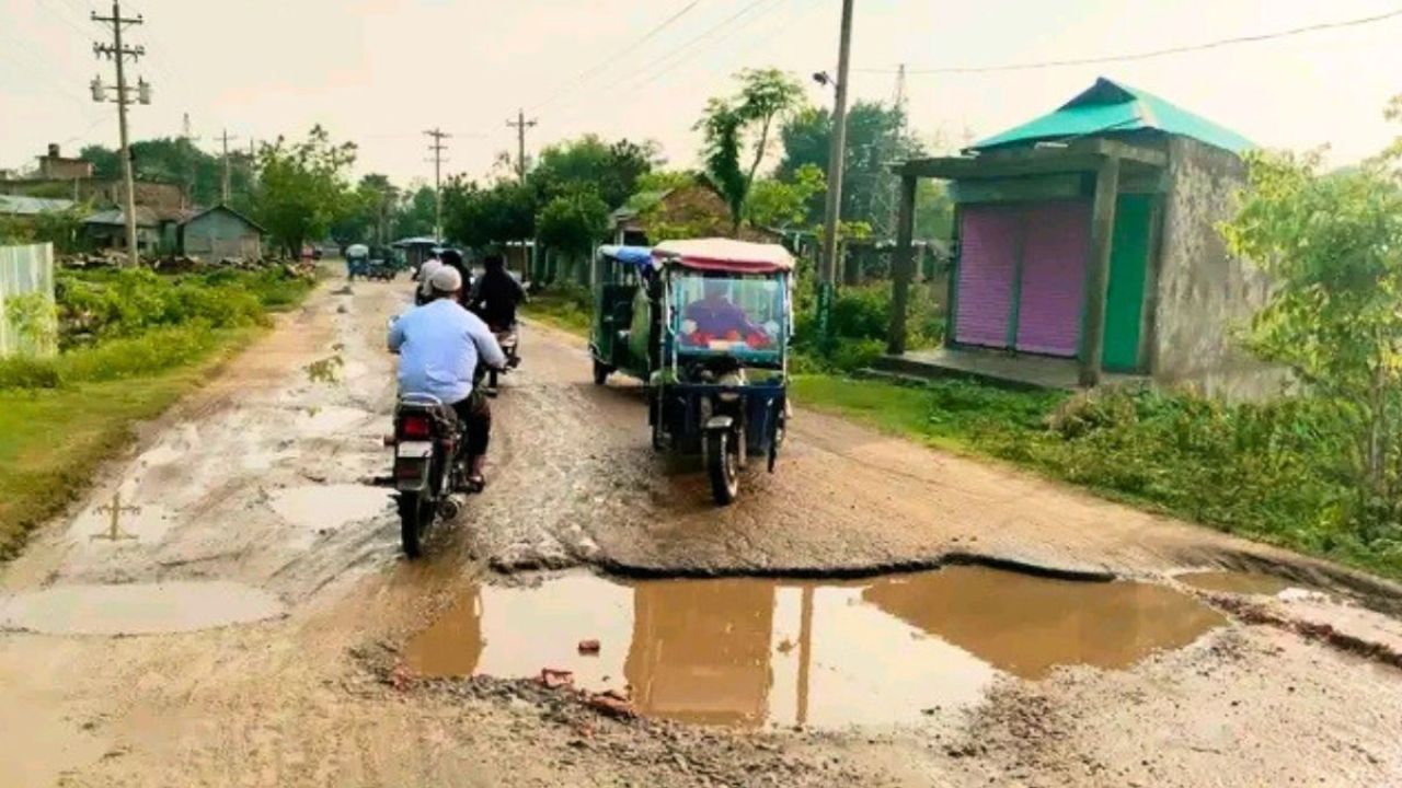 পিচ তুলেই উধাও ঠিকাদার, চুনারুঘাটে ৩ মাস ধরে সড়কের কাজ বন্ধ