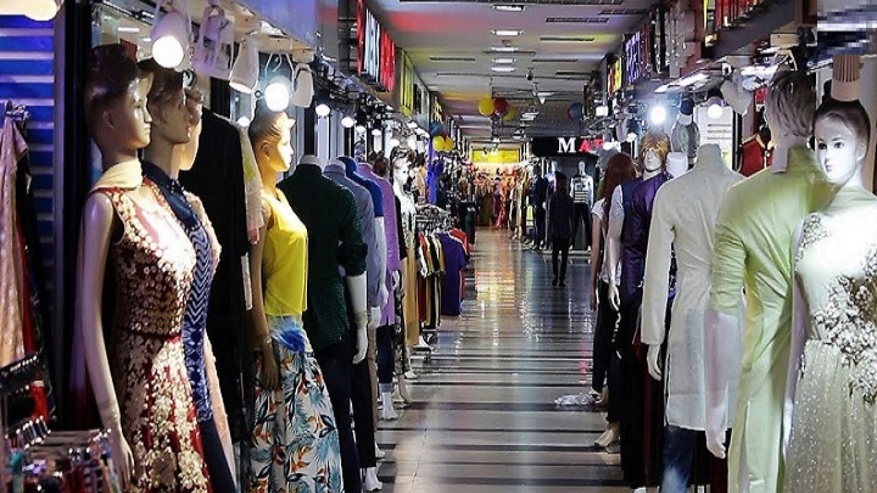 ব্র্যান্ডে গড়া সত্তা, ধার করা পরিচয়