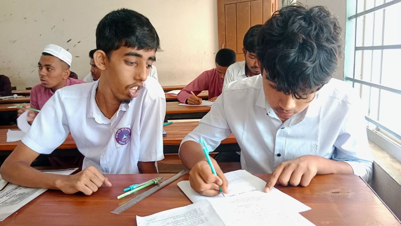 প্রতিবন্ধকতা হার মানল ইচ্ছাশক্তির কাছে
