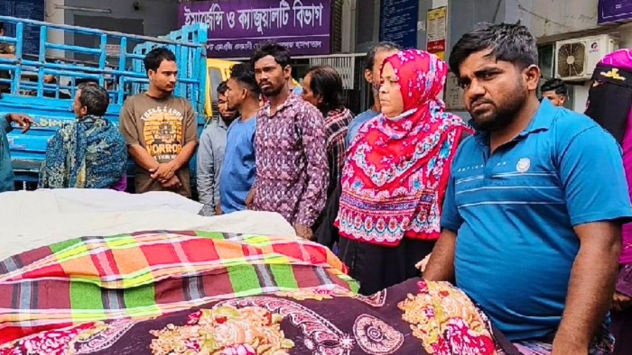 কারো স্বামী, কারো ভাই ‘সড়কেই ঝরল সব স্বপ্ন’