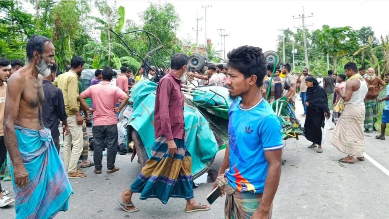 মুক্তাগাছায় ট্রাক-সিএনজি সংঘর্ষে তিন নারী নিহত