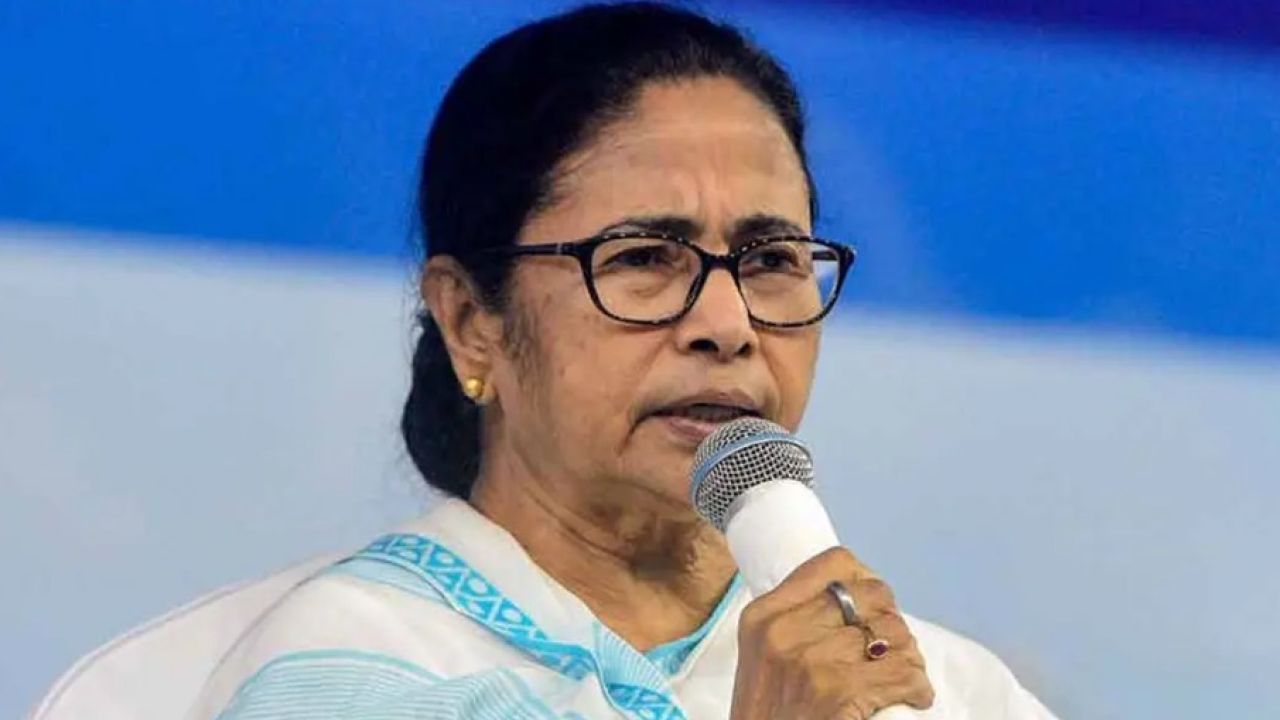 বড় ব্যবধানে এগিয়ে বিজেপি: গণনায় অসঙ্গতির ইঙ্গিত মমতার