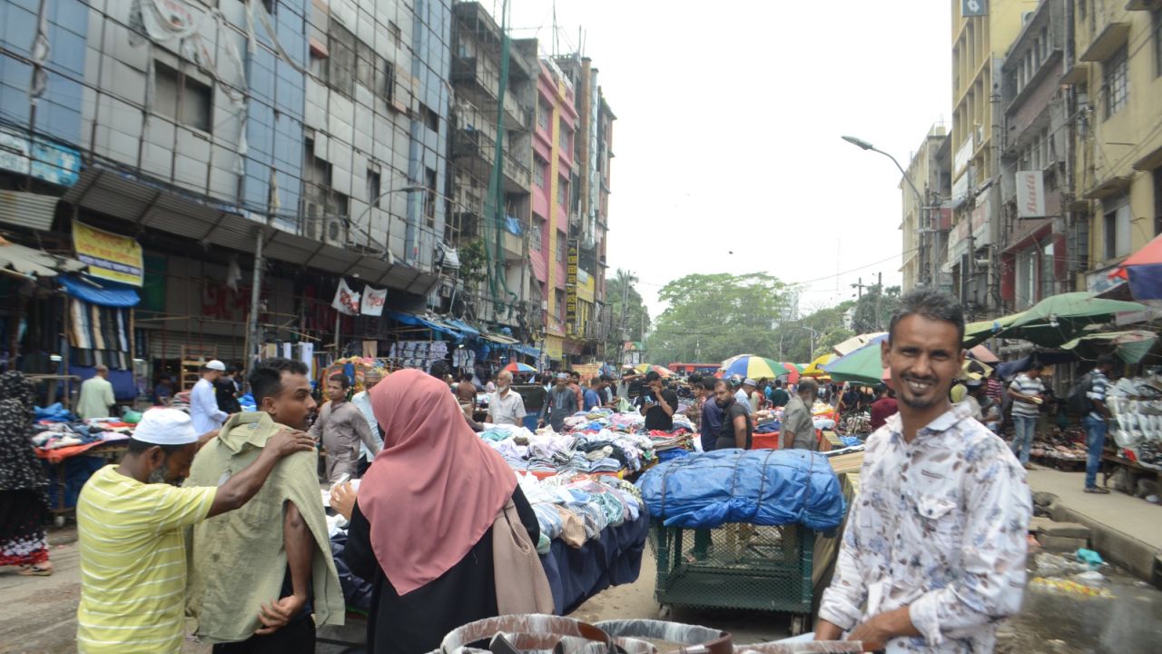 'হকার কার্ড': পুনর্বাসন নাকি দলীয় শক্তিবৃদ্ধির হাতিয়ার?