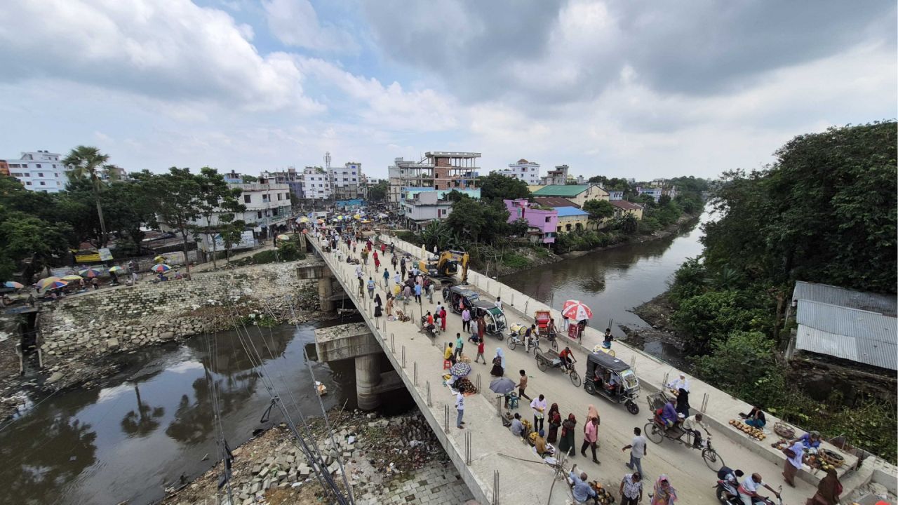 বগুড়ায় অর্ধসমাপ্ত ফতেহ আলী ব্রিজের কাজ দ্রুত সমাপ্ত চাই