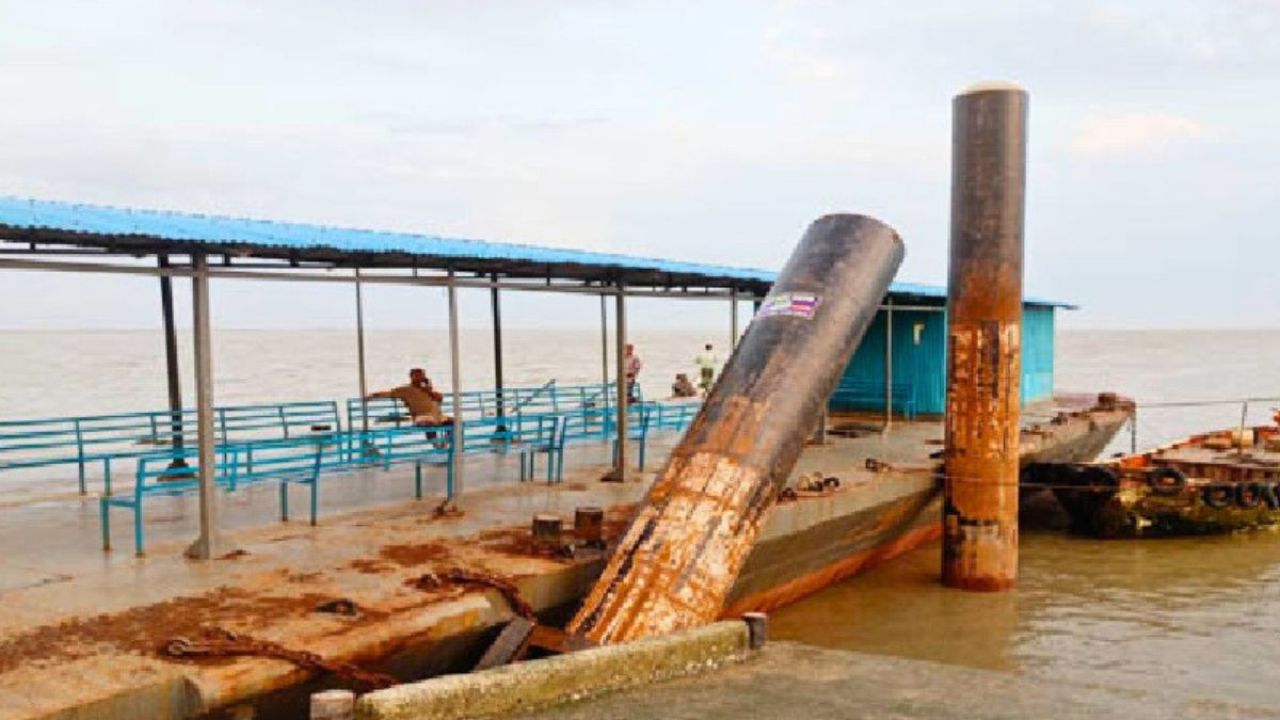 বিকট শব্দে ছিঁড়ল শিকল, কুতুবদিয়ার বড়ঘোপ ঘাটে চলাচল ঝুঁকিপূর্ণ