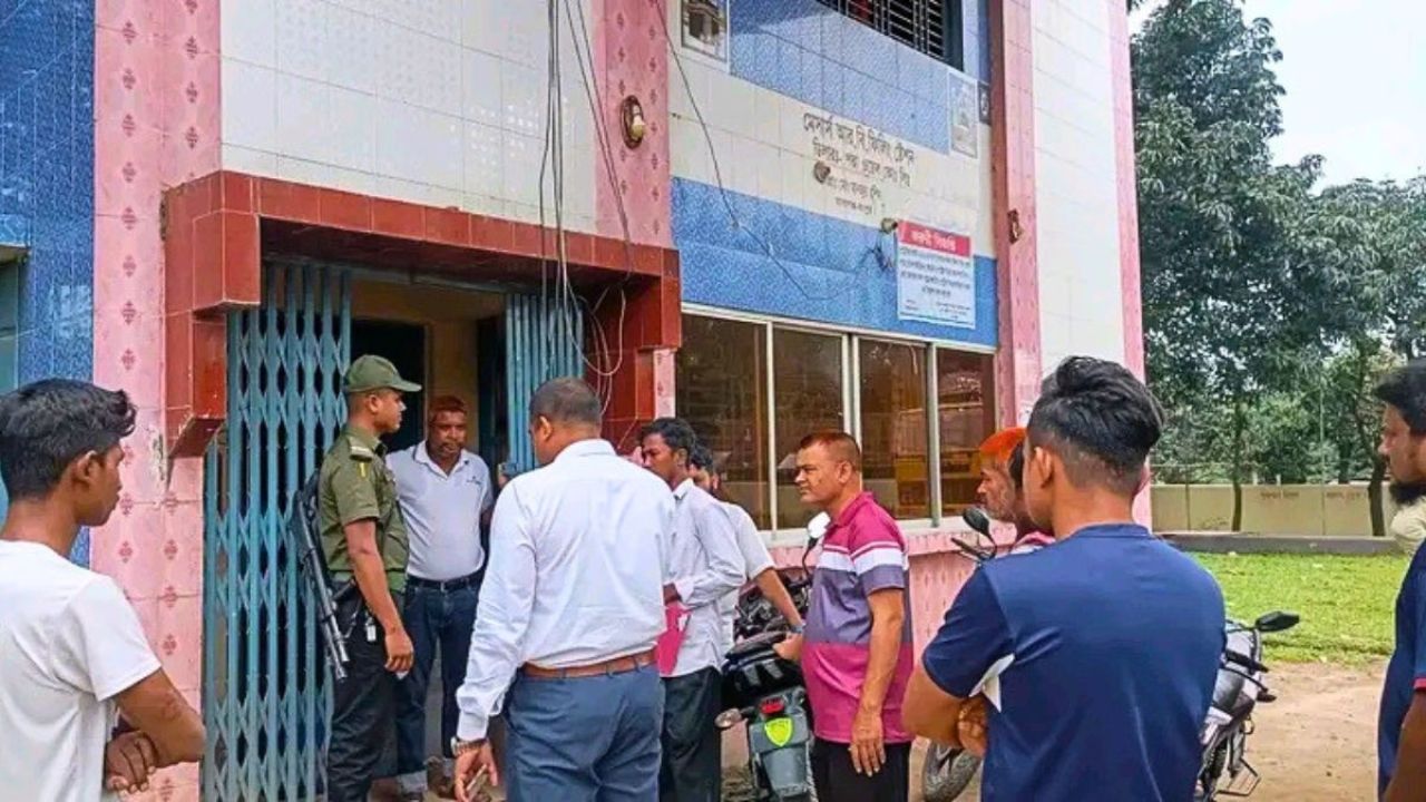 তারাগঞ্জ ফিলিং স্টেশনে ঝটিকা অভিযানে ১৩০ লিটার পেট্রোল জব্দ 