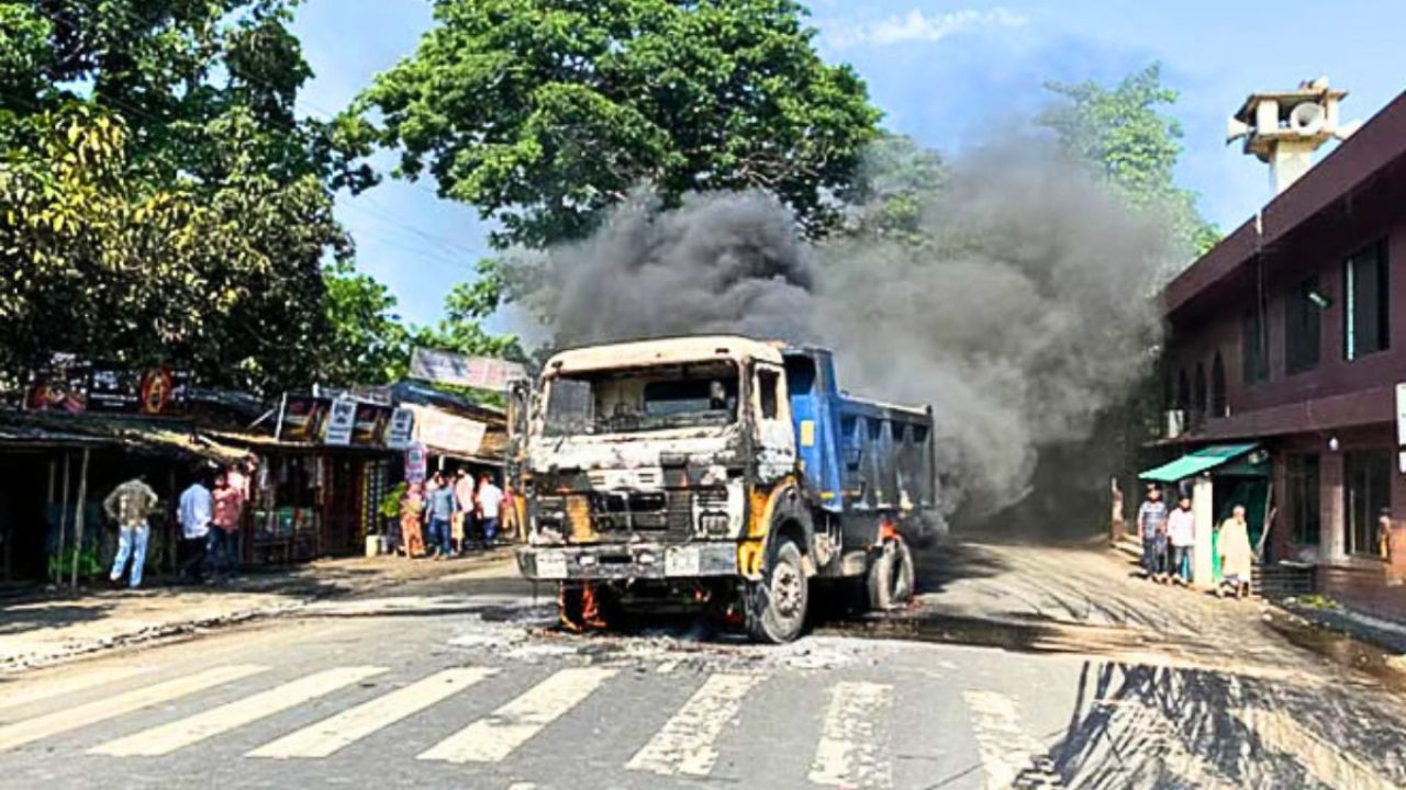 রাজশাহীতে সড়ক দুর্ঘটনায় একজনের মৃত্যু, দুই ট্রাকে আগুন দিল জনতা