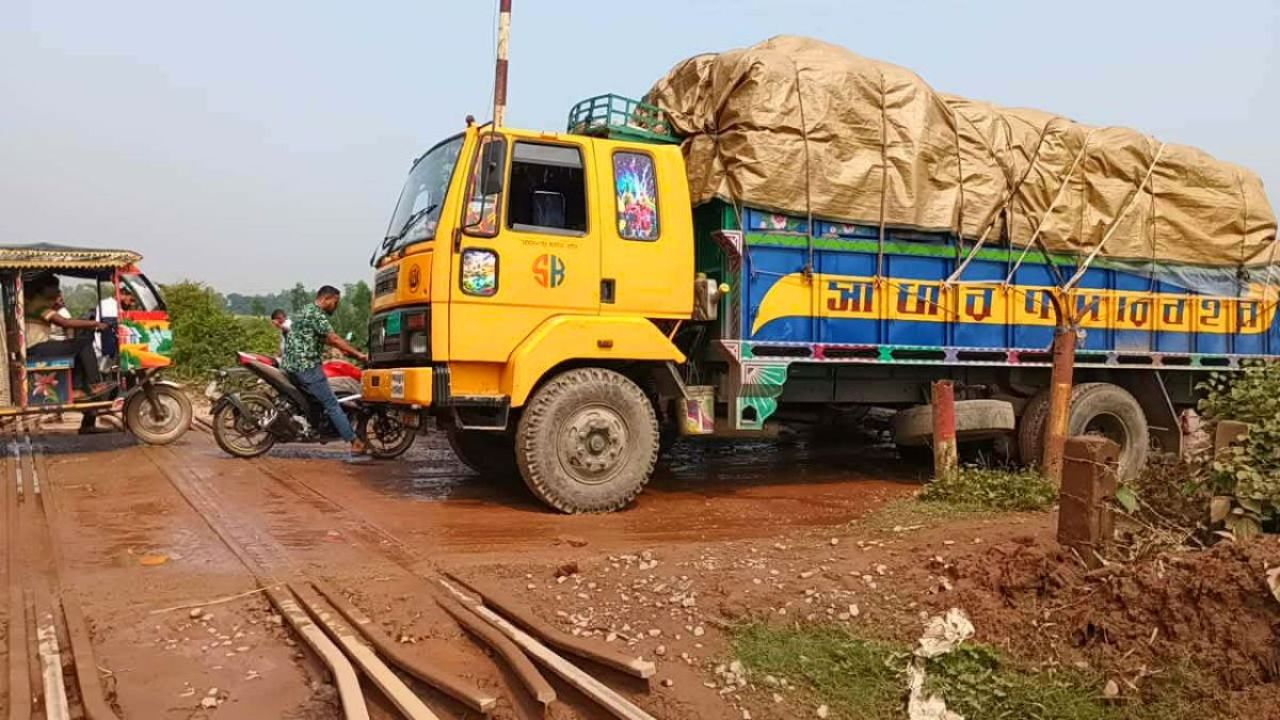 কালিয়াকৈরের রেললাইনে ট্রাক আটকে ট্রেন চলাচল ব্যাহত