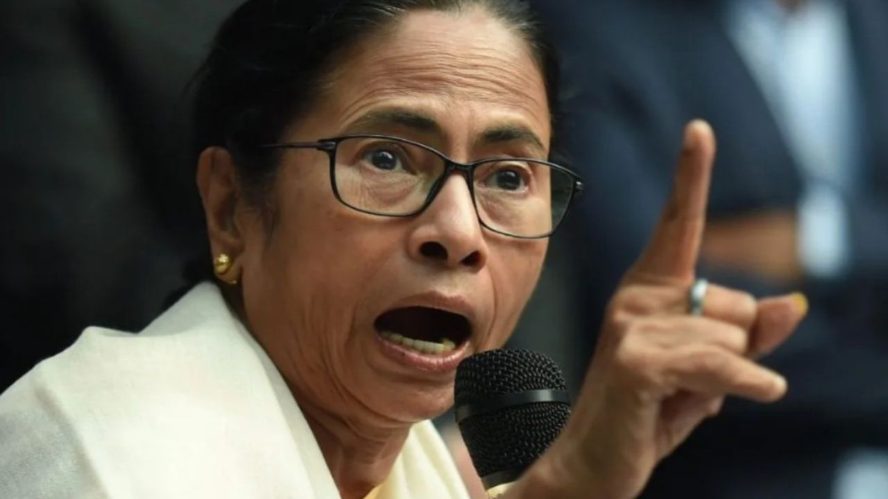 ইস্তফা নয়, রাস্তায় নামার বার্তা মমতার