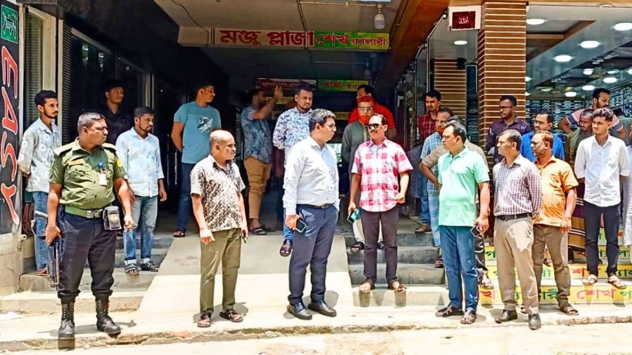 মনোহরদীতে বন্ধ থাকা সড়ক সংস্কারের উদ্যোগ