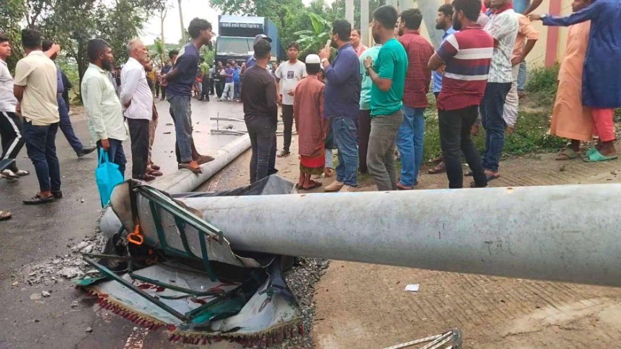 কালীগঞ্জে বিদ্যুতের খুঁটি উপড়ে পড়ে দুর্ঘটনায় শিক্ষিকার মৃত্যু, আহত ২