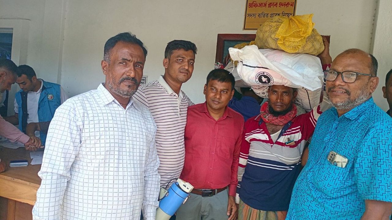 ইলিশ রক্ষায় চরফ্যাশনের জেলেদের খাদ্য সহায়তা