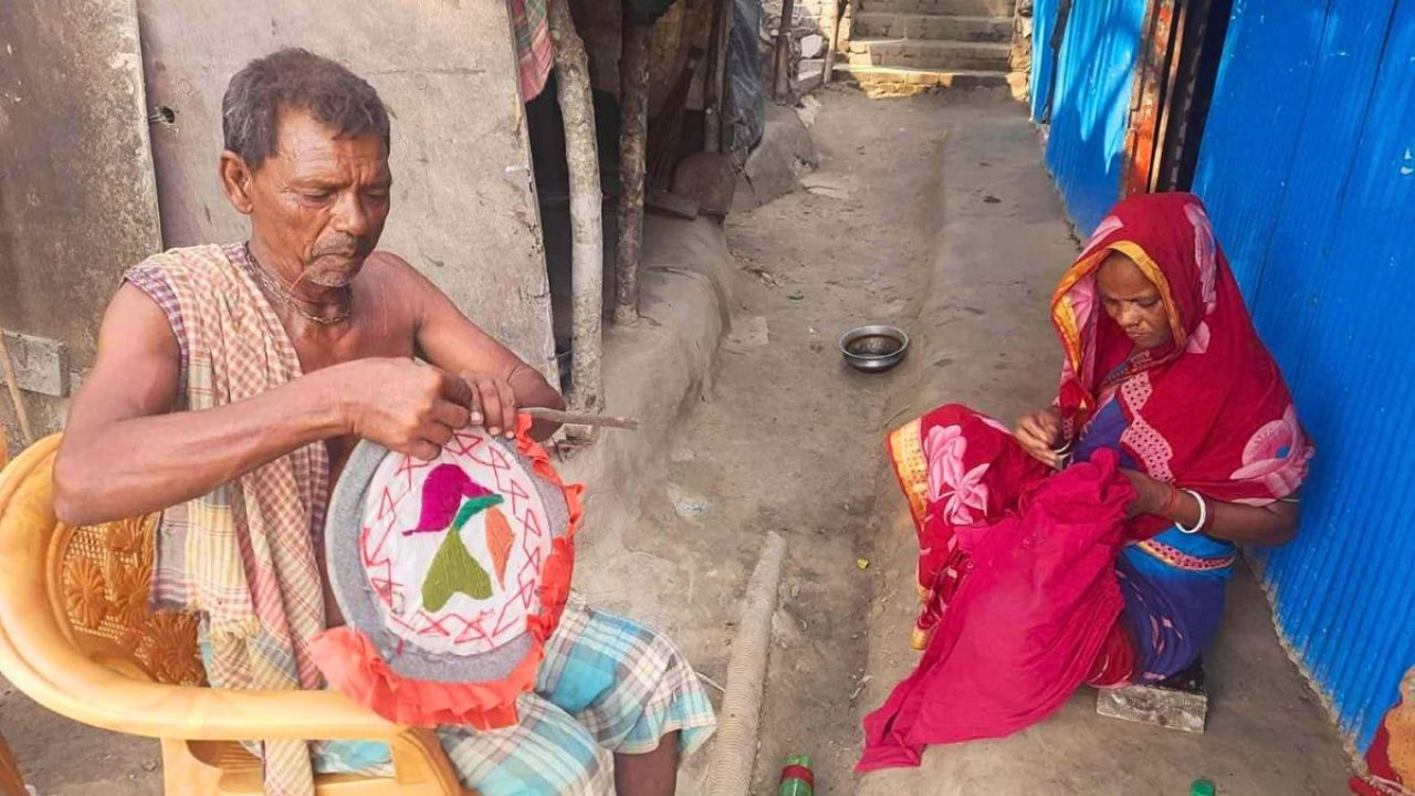 গরমে স্বস্তি দিচ্ছে মহন জল দাসের হাতপাখা