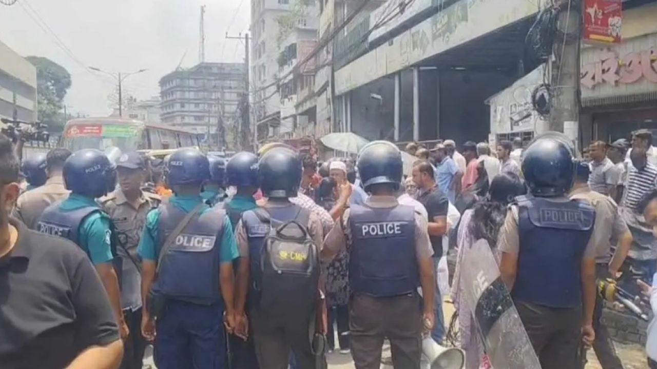 চট্টগ্রামে পাঁচ ব্যাংকের আমানতকারীদের বিক্ষোভ