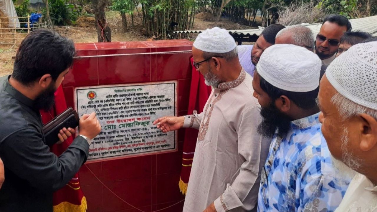 পোরশায় সড়ক নির্মাণ কাজের উদ্বোধন