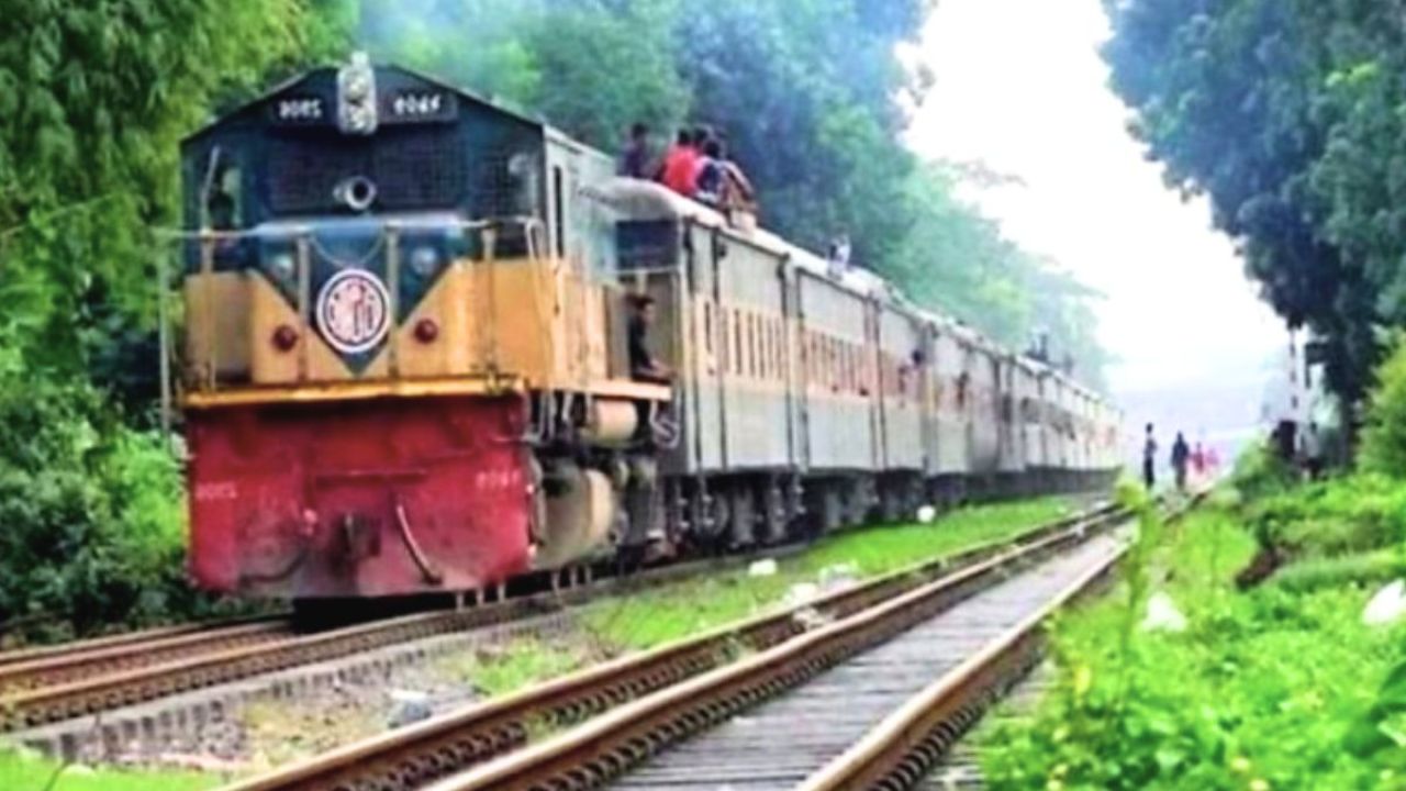 স্বামীর সঙ্গে অভিমানে ট্রেনের নিচে ঝাঁপ দিলেন গৃহবধূ, অতঃপর........