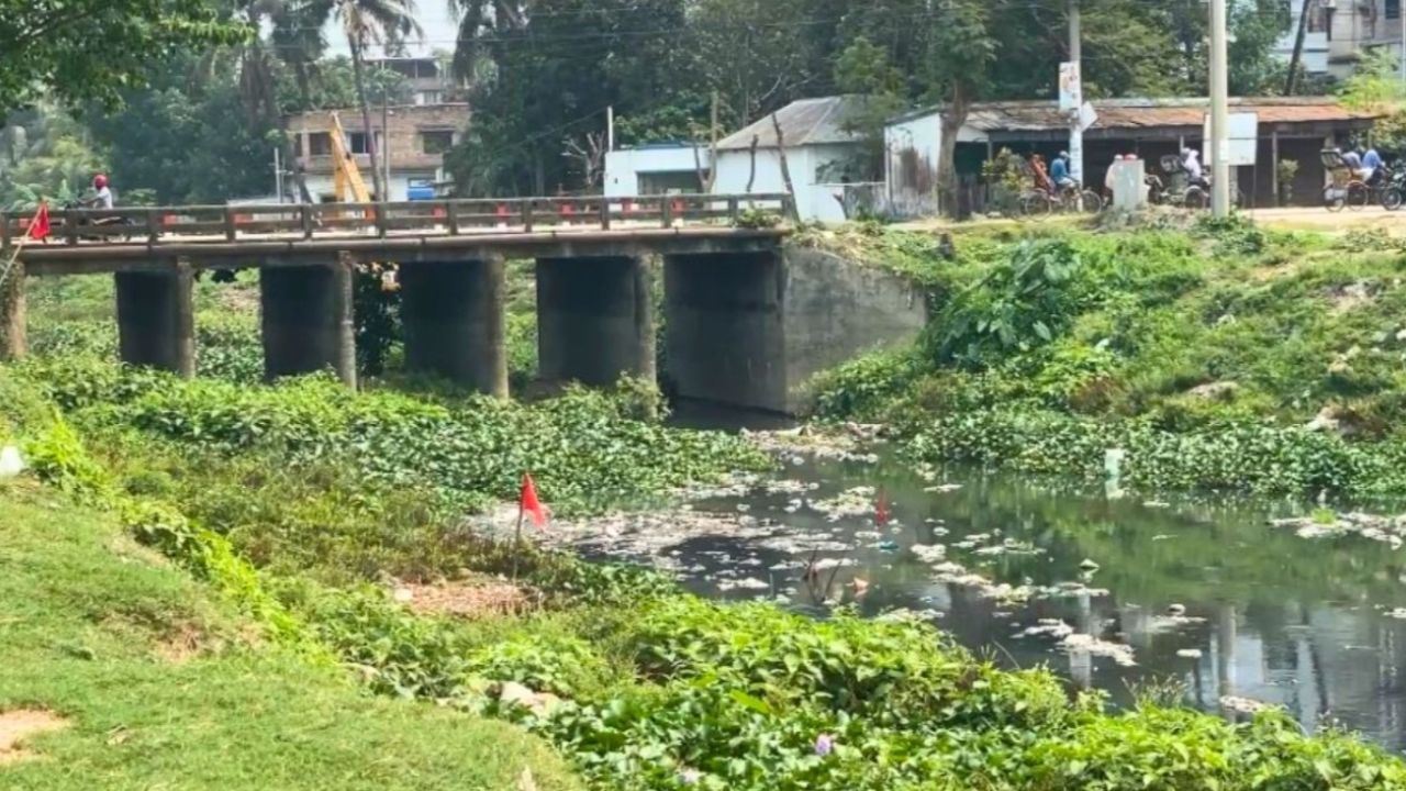 ইছামতি পুনরুদ্ধারে ‘ব্রিজ রেখে খননে’ ক্ষোভ