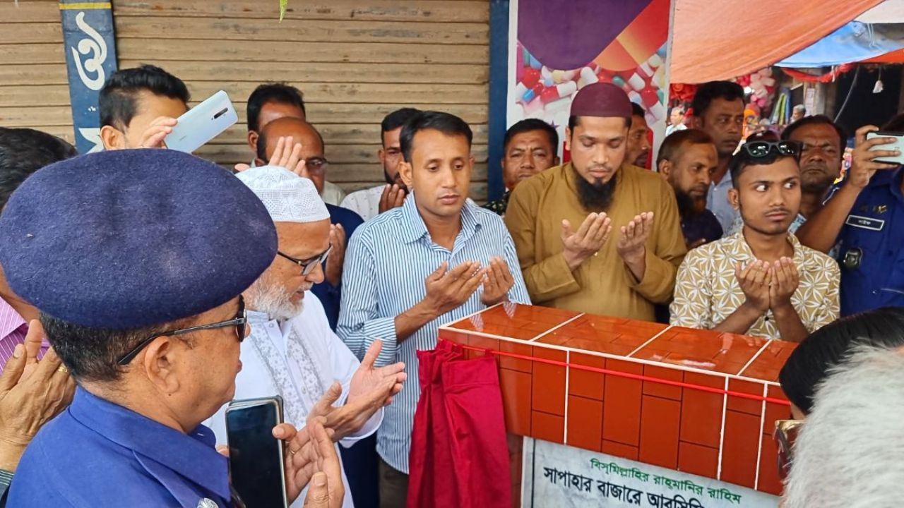 সাপাহার বাজারে আরসিসি সড়ক নির্মাণকাজের উদ্বোধন