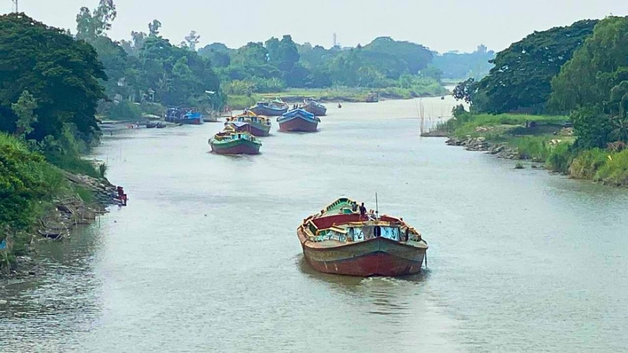 নিষেধাজ্ঞা উপেক্ষা করে ডহরী খালে বাল্কহেড