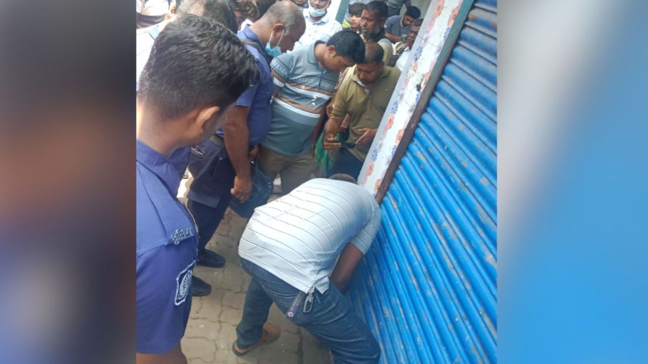 জীবননগরে পচা মাংস বিক্রির দায়ে দোকান সিলগালা