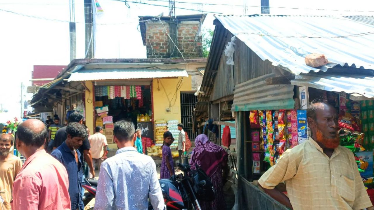 ফুটপাত দখলমুক্ত করতে চুনারুঘাটে উচ্ছেদ অভিযান