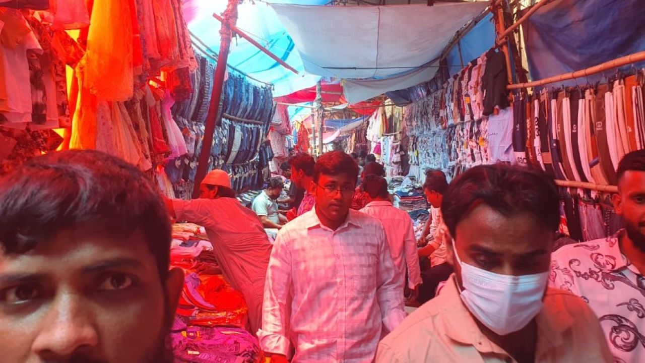 গুলিস্তানে ‘উচ্ছেদ’ হকাররা ফিরছেন ‘কার্ড’ হাতে