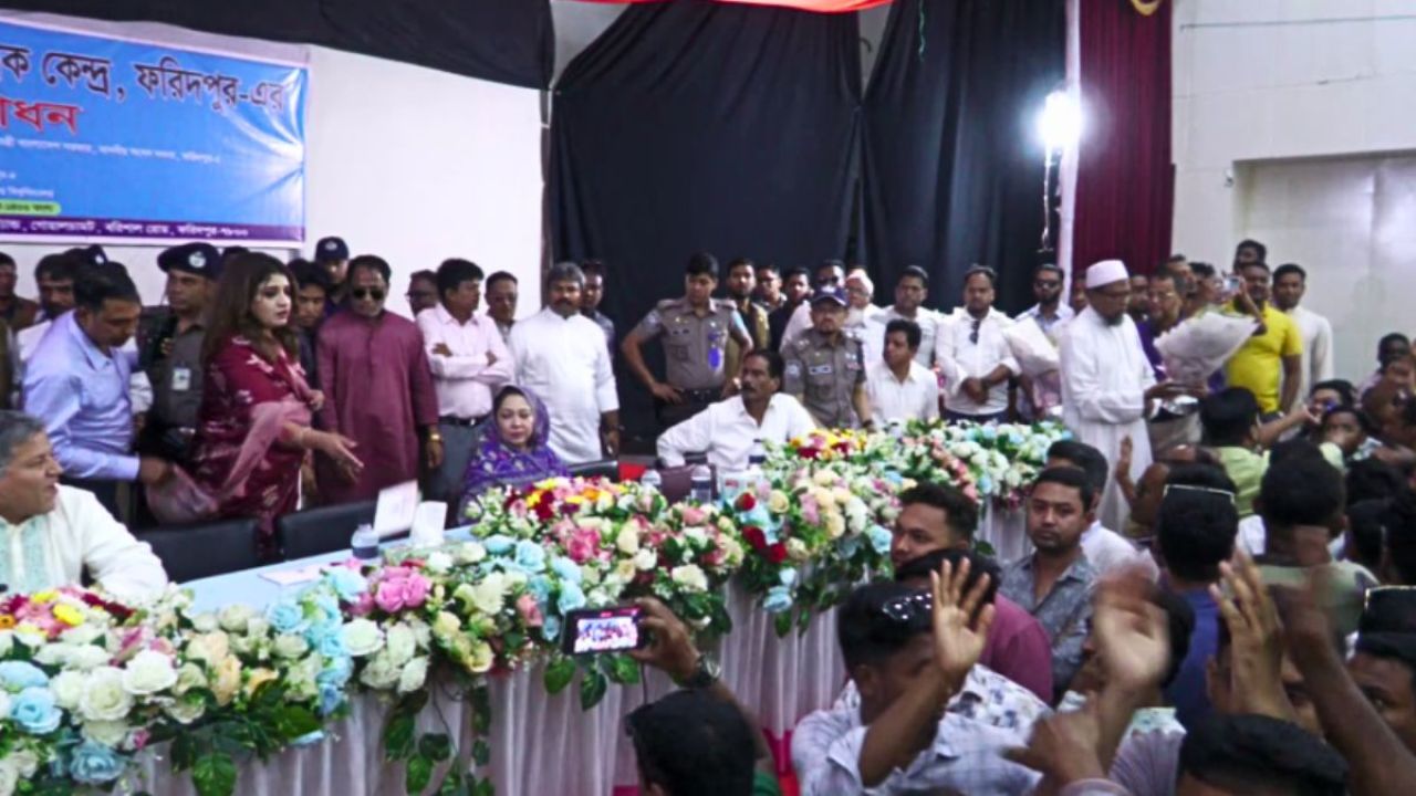 প্রতিমন্ত্রীর চেয়ারে বসে পড়লেন এমপি, হট্টগোল
