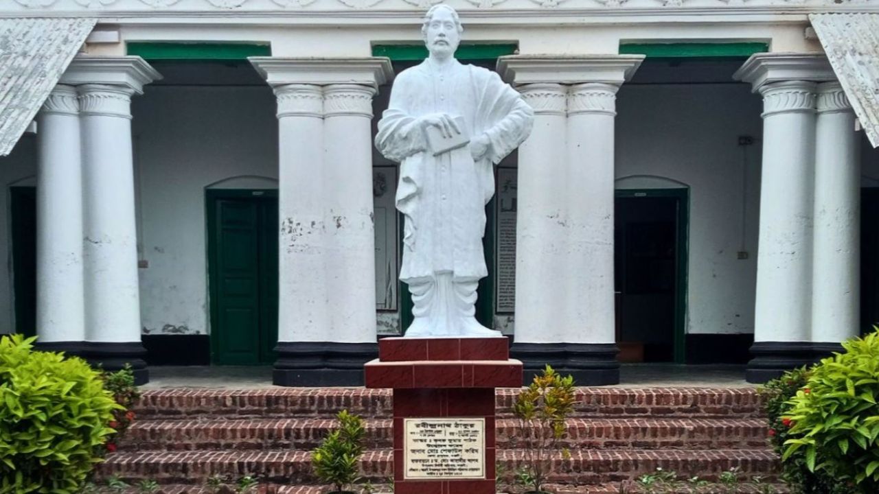 নাগর নদের শান্ত জলরেখায় রবীপ্রতিচ্ছবি